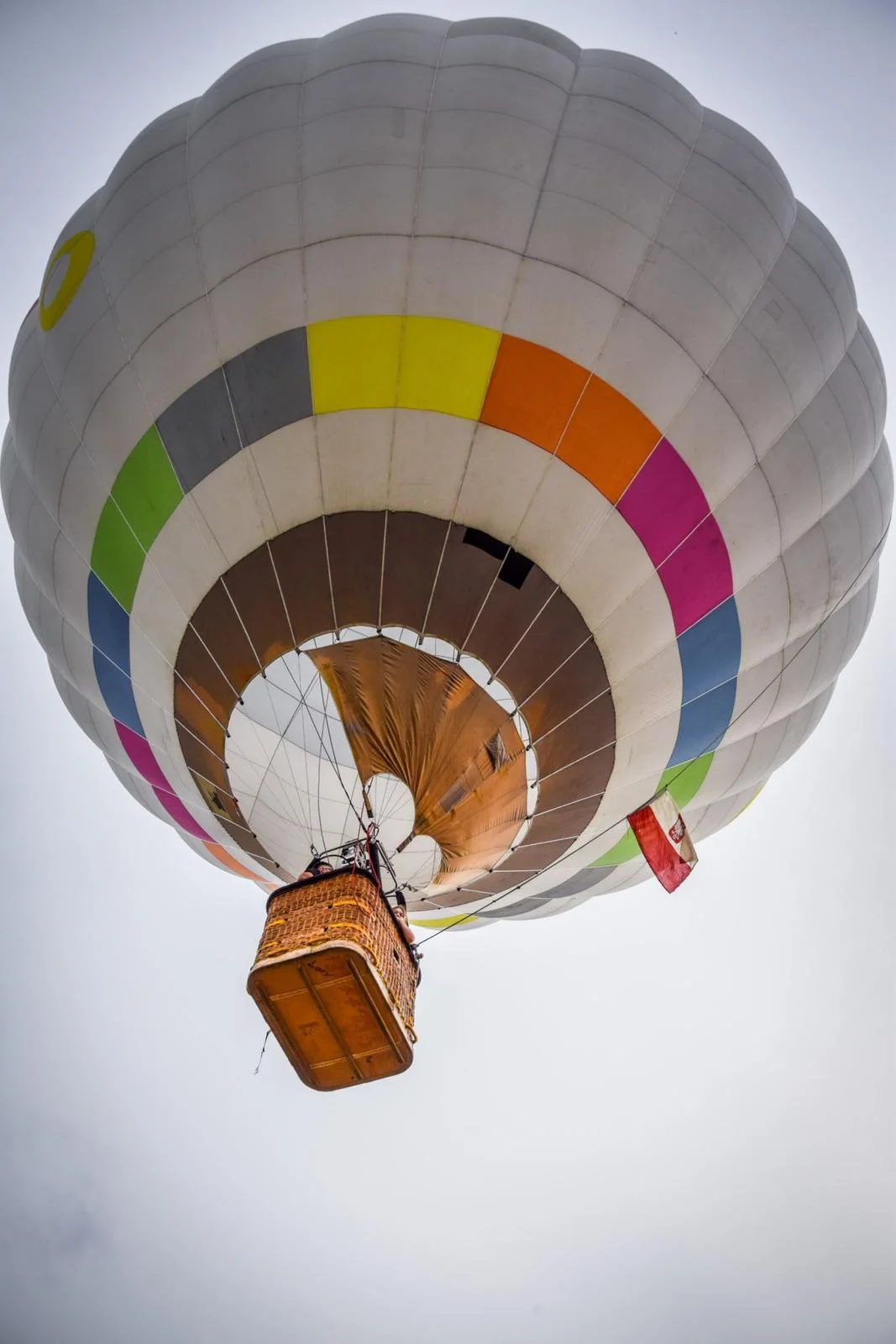 Kosz balonu z pasażerami tuż po starcie - lot balonem nad Lesznem